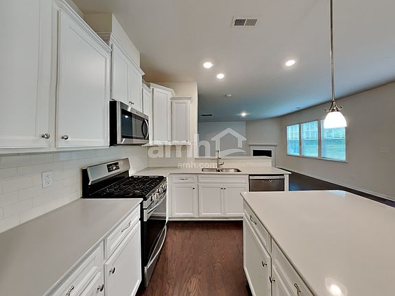 4th image of 128 Eden Ave