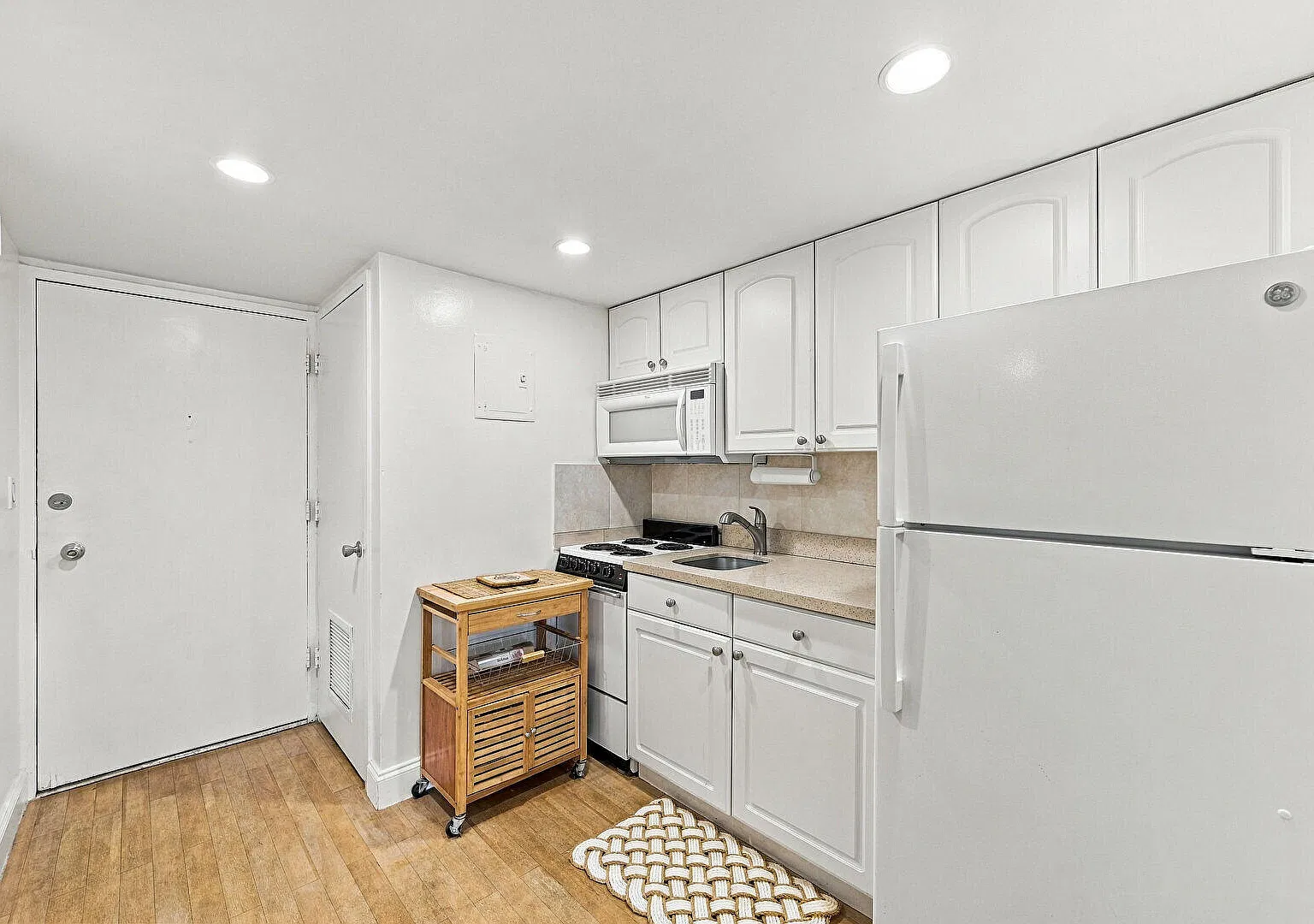 Studio, 1.0 bath, 400 sqft, $1,700 — Photo 4