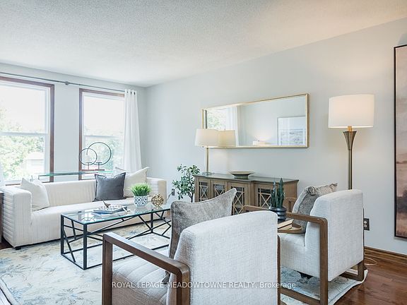 3rd image of 584 Hayward Cres