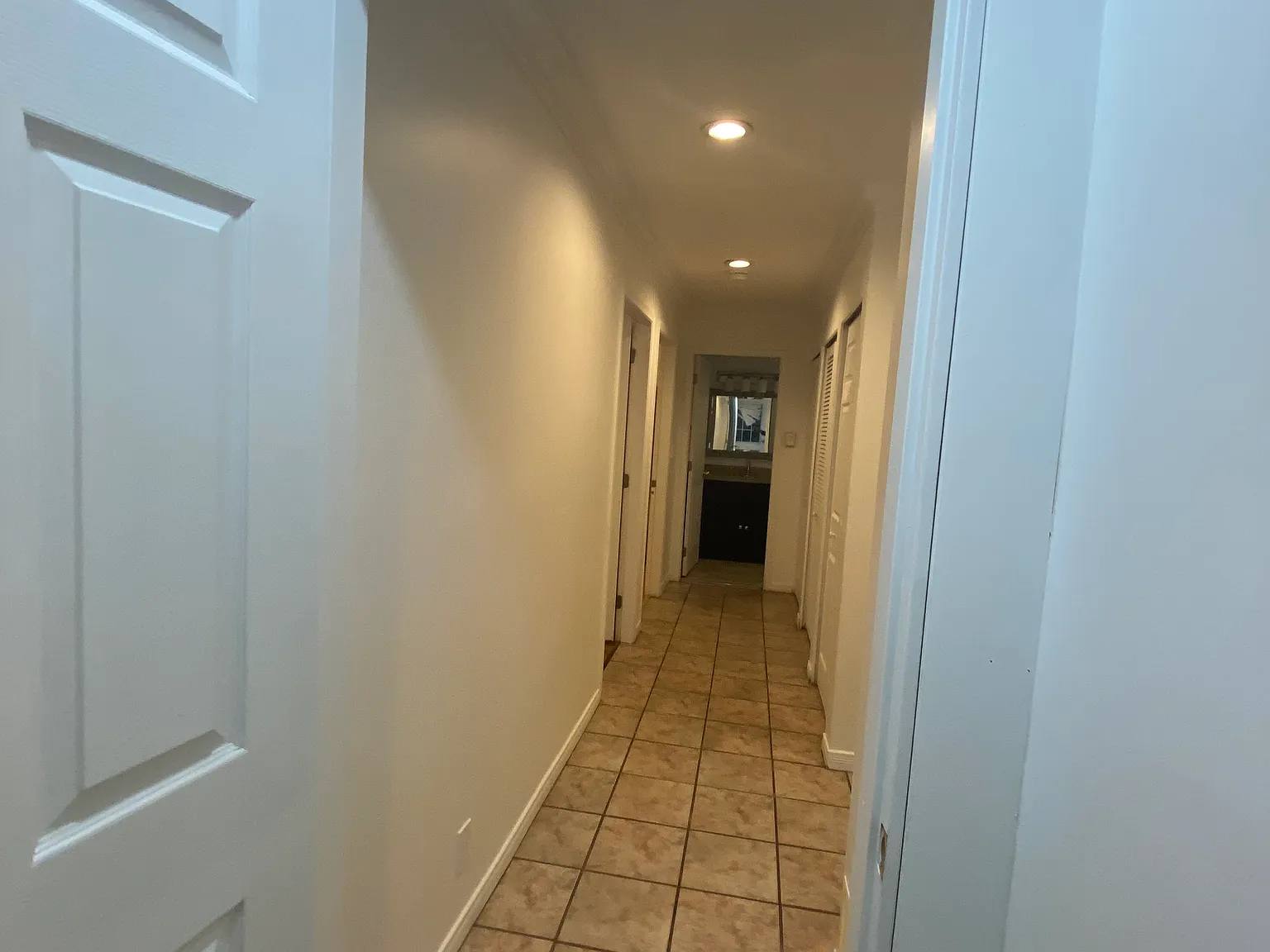 6 bed, 2316 sqft, $1,000 — Photo 2