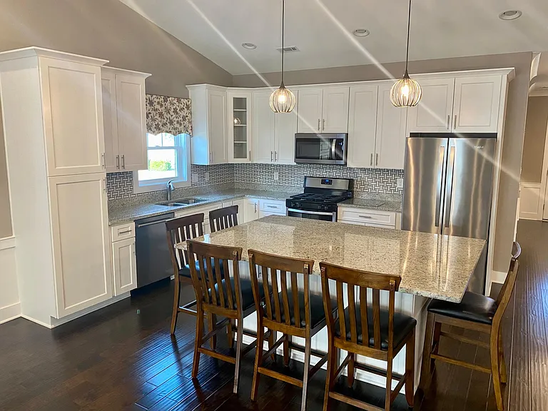 300 Canterbury Ln — Photo 3