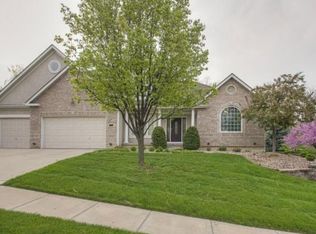 10111 River Hills Dr, Parkville, MO 64152