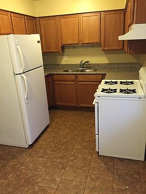 2nd image of 914 Parkwood Dr APT 2W