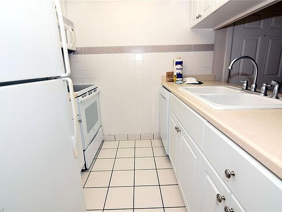 4th image of 845 E Gulf Dr #141