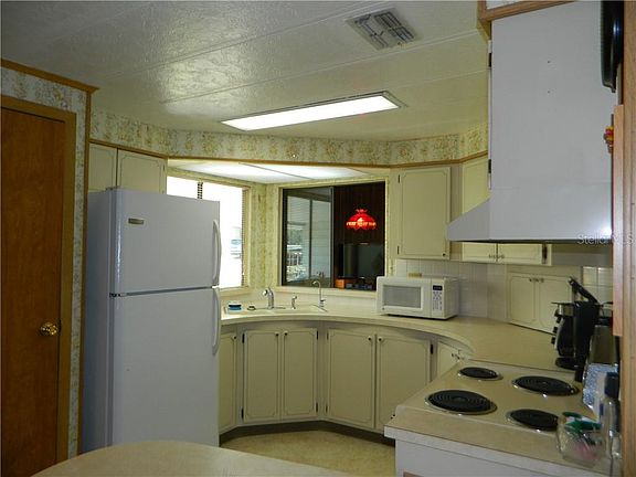 4th image of 528 Skyline Dr W