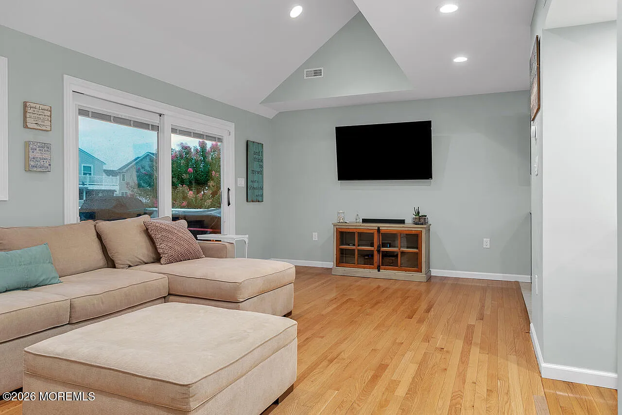 4 bed, 2003 sqft, $3,100 — Photo 3