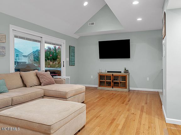 3rd image of 139 Jeremy Ln