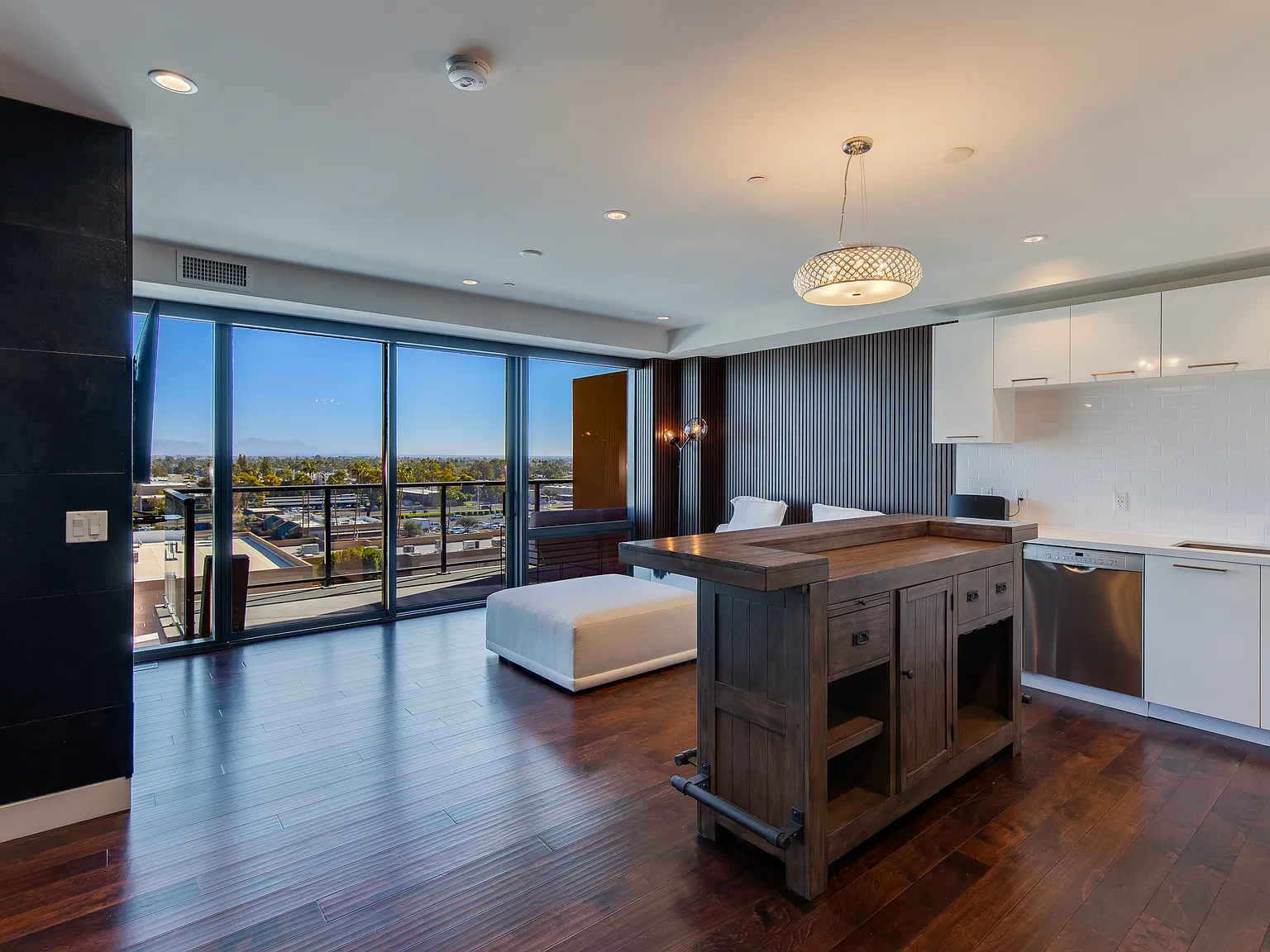 2 bed, 1070 sqft, $4,495 — Photo 2