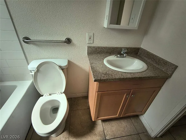 504 Calcaterra Cir #B — Photo 9