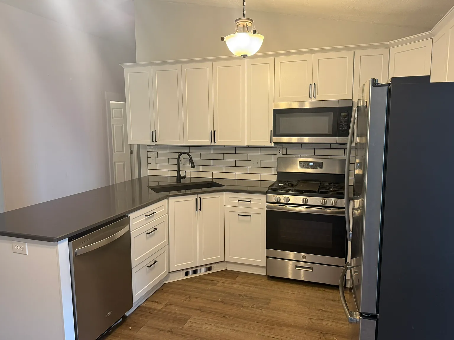 3 bed, 1600 sqft, $2,500 — Photo 3