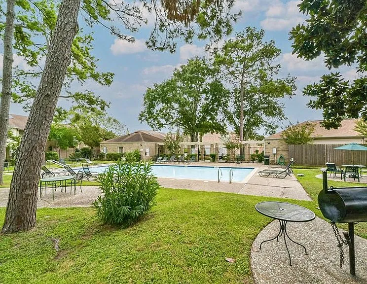 Pool and BBQ area