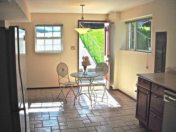 5th image of 225 32nd Ave E #2