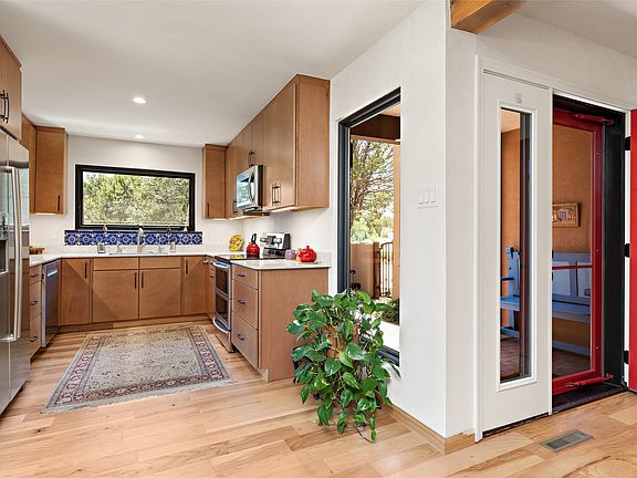 2nd image of 385 Calle Colina