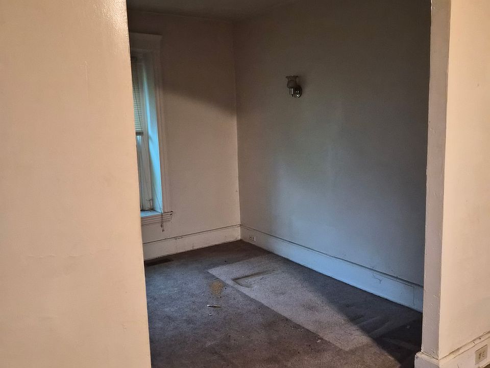 2nd image of 809 E 155th St