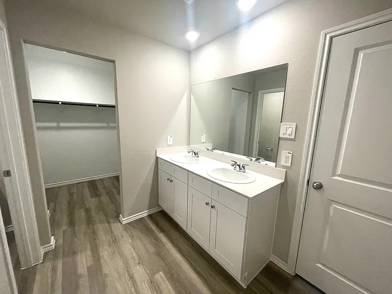 5552 Rollins Dr — Photo 15