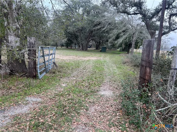 5975 Us Highway 77 S, Hallettsville, TX 77964