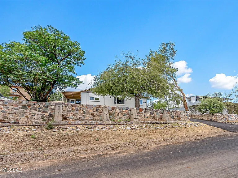 730 N Robles Rd — Photo 4