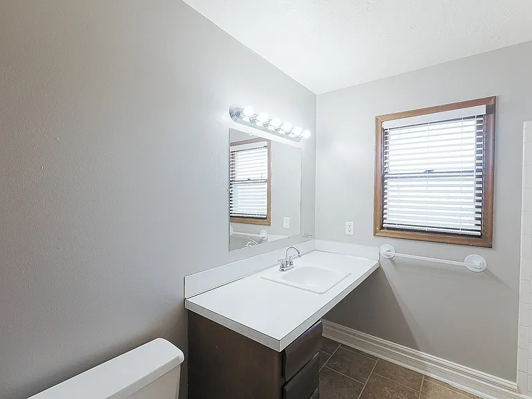 Beverly Hills Apartments — Photo 16