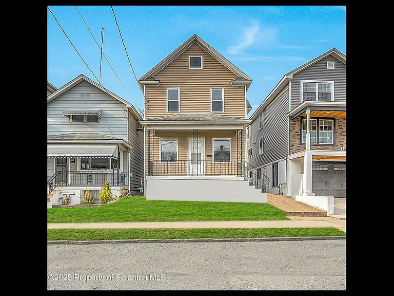 1061 Carmalt St — Photo 1