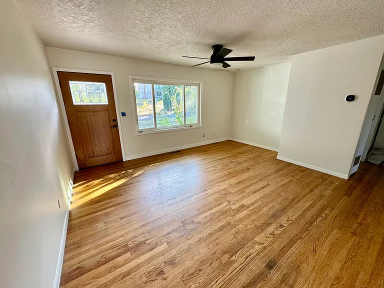 6321 N Lovely St — Photo 2