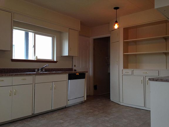 5th image of 1011 W Park St