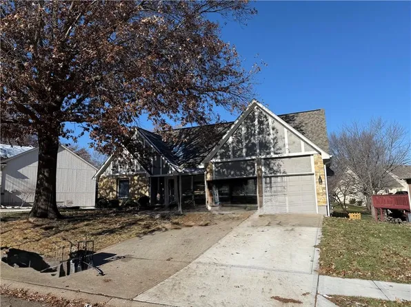 1817 NE Waterfield Ln, Blue Springs, MO 64014