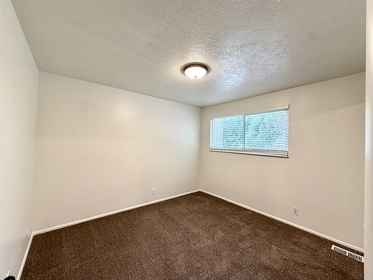 359 N 100 W #4 — Photo 18