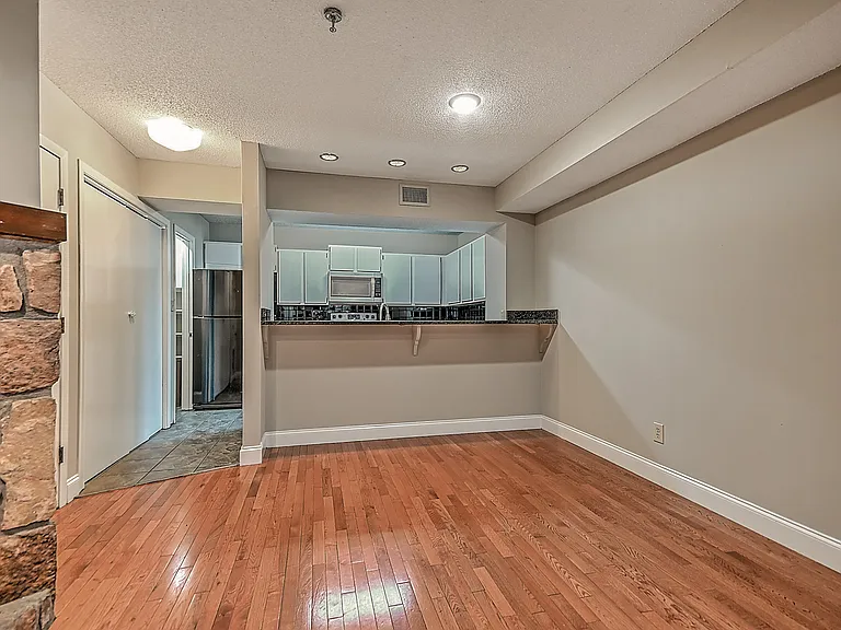 109 Beechnut St #4 — Photo 9