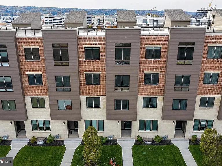 813 Lakeview Ct #44L — Photo 1