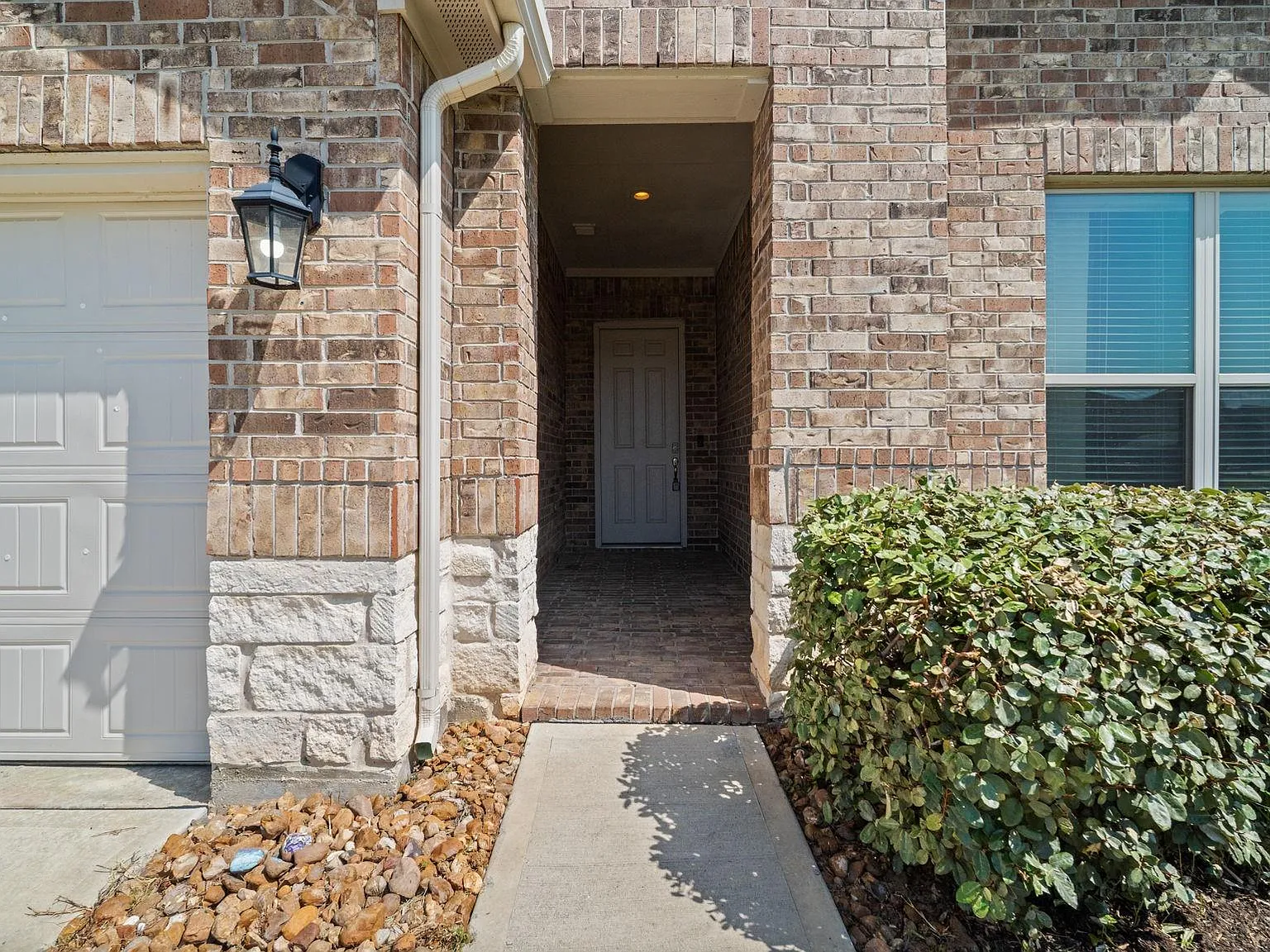 4 bed, 3.0 bath, 2082 sqft, $2,300 — Photo 3