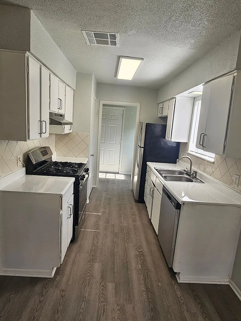 Cozy 3/2 in the Heart of South Austin! — Photo 3