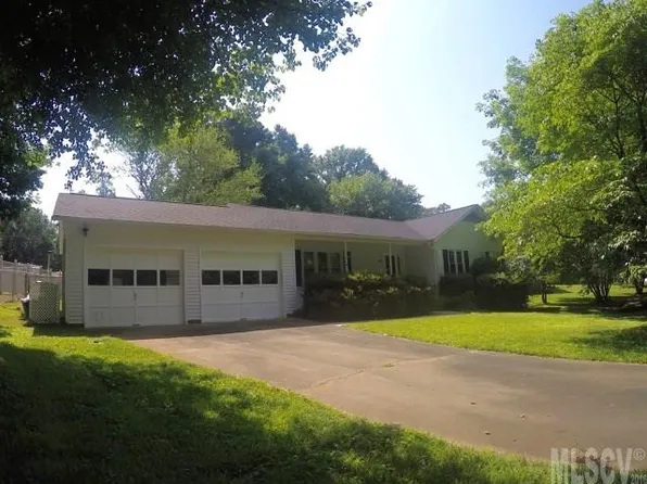 1884 Woodridge Cir, Hickory, NC 28602