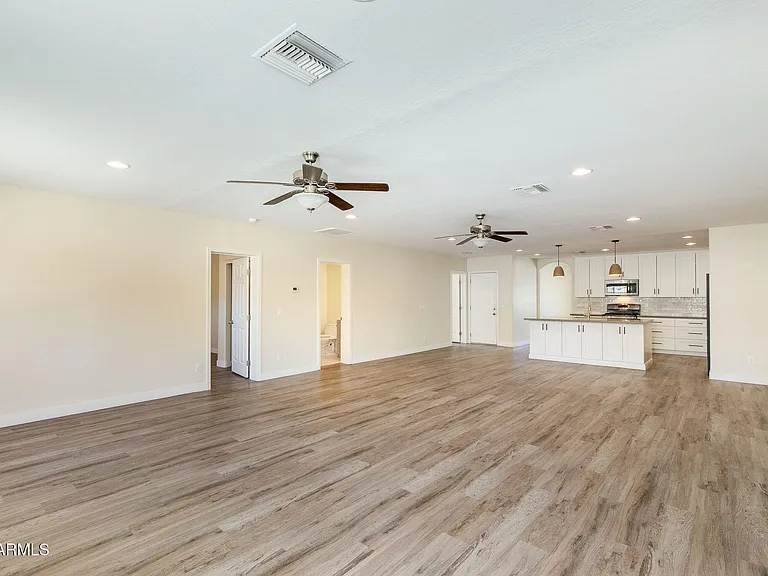5002 E Mitchell Dr — Photo 9