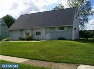 21 Peony Rd, Levittown, PA 19056