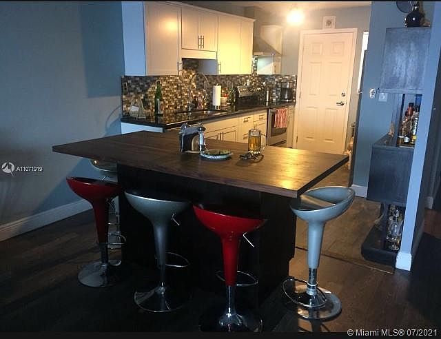 1st image of 1140 NE 191st St #32
