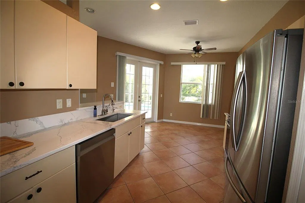 3 bed, 2.0 bath, 1576 sqft, $2,400 — Photo 2