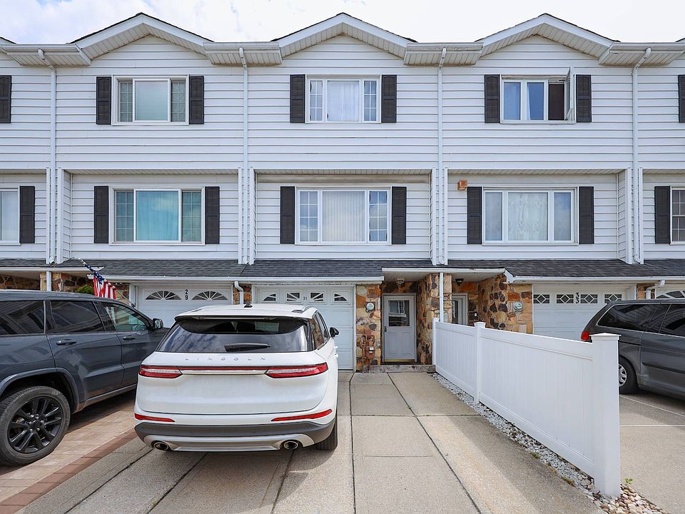1st image of 31 Carlyle Grn