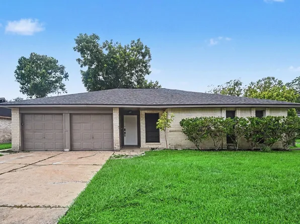 300 Castlelake Dr, Friendswood, TX 77546