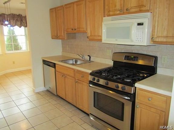 4th image of 2 Pond Hill Ln