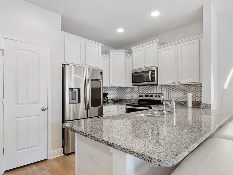 7482 Shadow Lake Dr — Photo 3