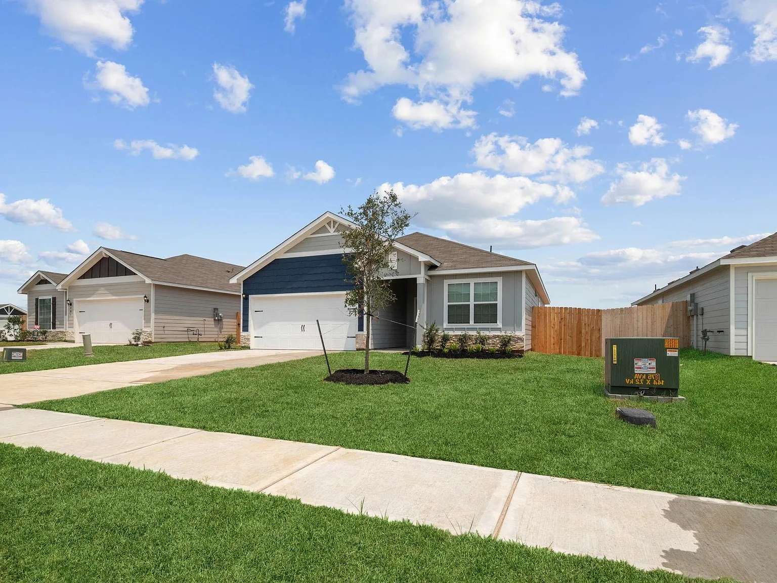 3 bed, 2.0 bath, 1316 sqft, $2,195 — Photo 2