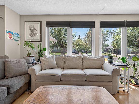 4th image of 3 Alcott Cres