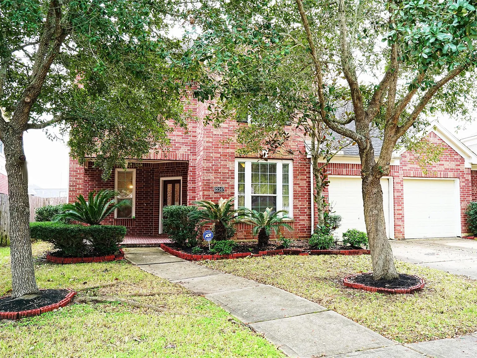 4 bed, 2.5 bath, 2846 sqft, $2,400 — Photo 2