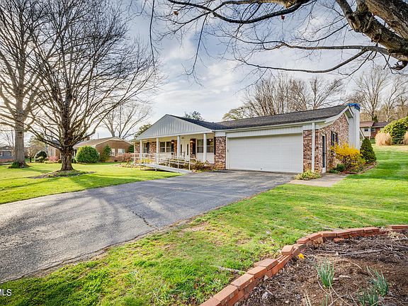 3rd image of 208 Sparkling Brook Dr
