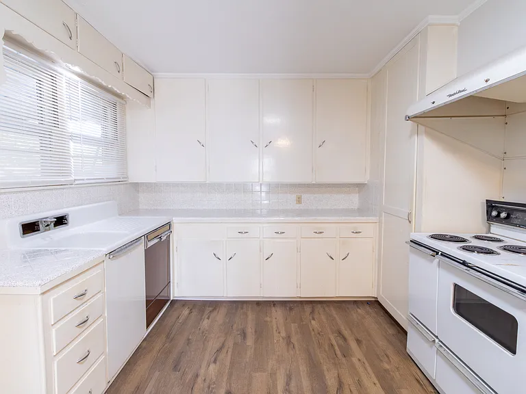 2400 Hampstead Ln — Photo 13