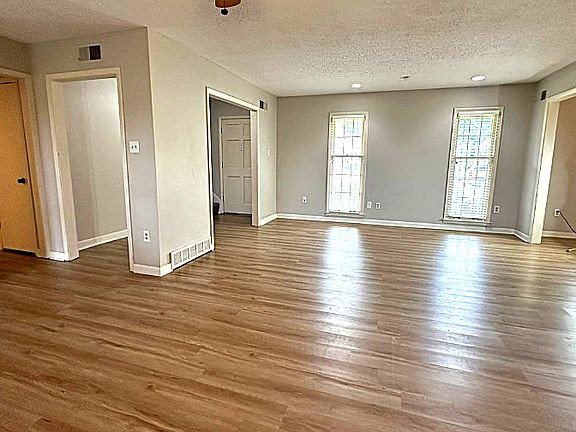 5th image of 3058 Circle Gate Dr