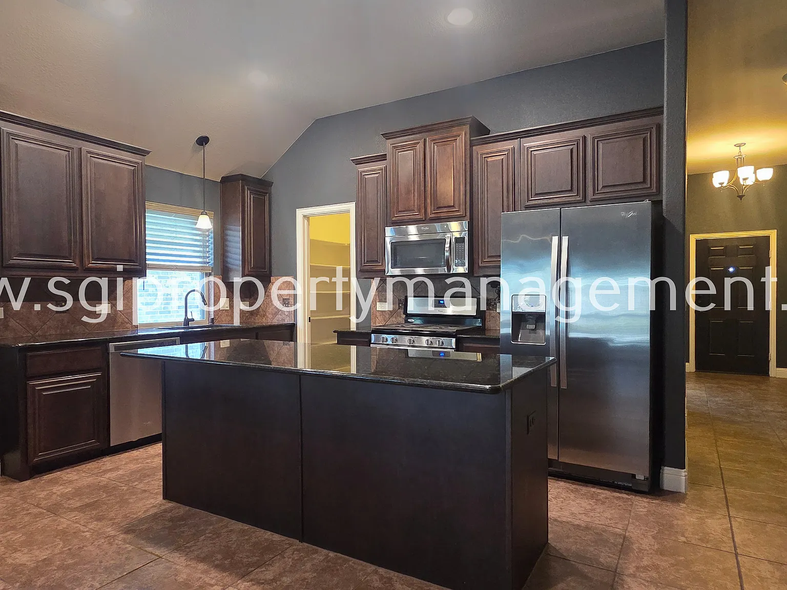 Pristine and Stunning 4 Bedroom! — Photo 2