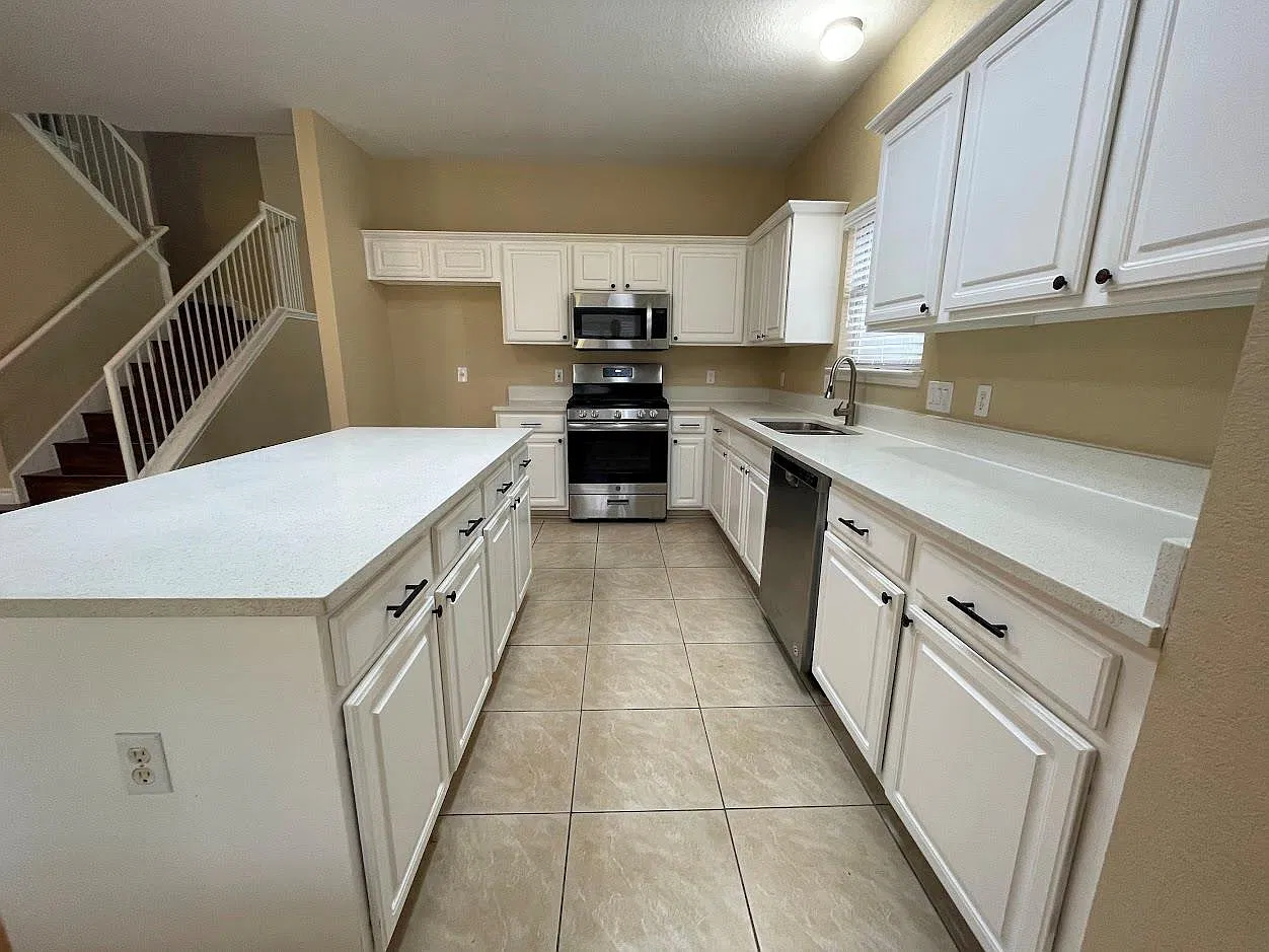 4 bed, 2.5 bath, 2023 sqft, $2,800 — Photo 4