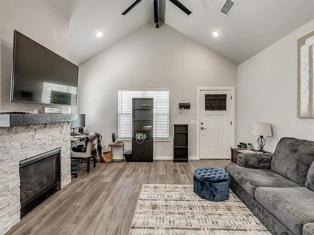 2 bed, 1233 sqft, $1,895 — Photo 3