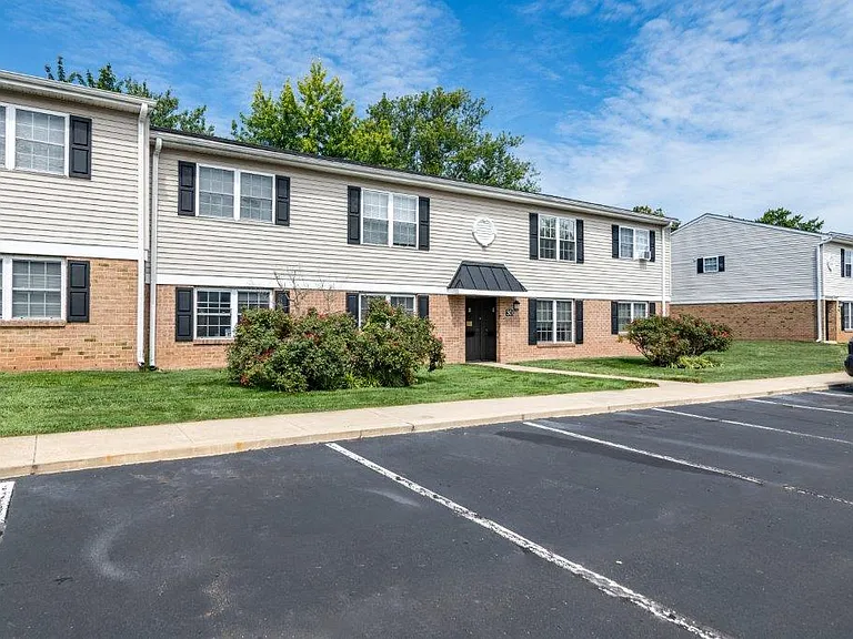 Brookside Manor Apartments and Townhomes — Photo 31